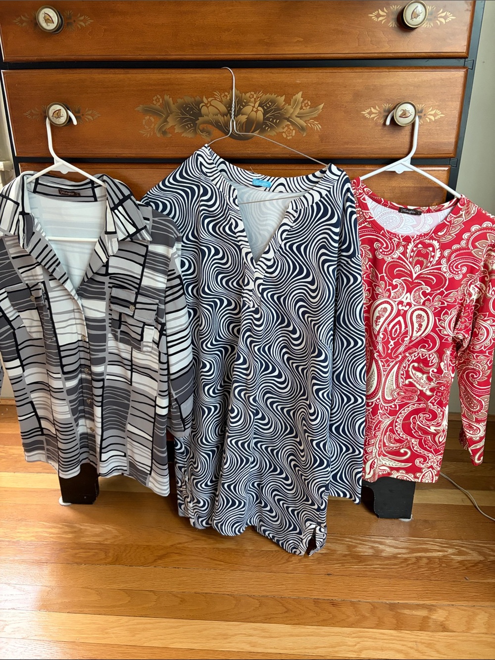 J. McLaughlin Black & White Swirl V-Neck Blouse